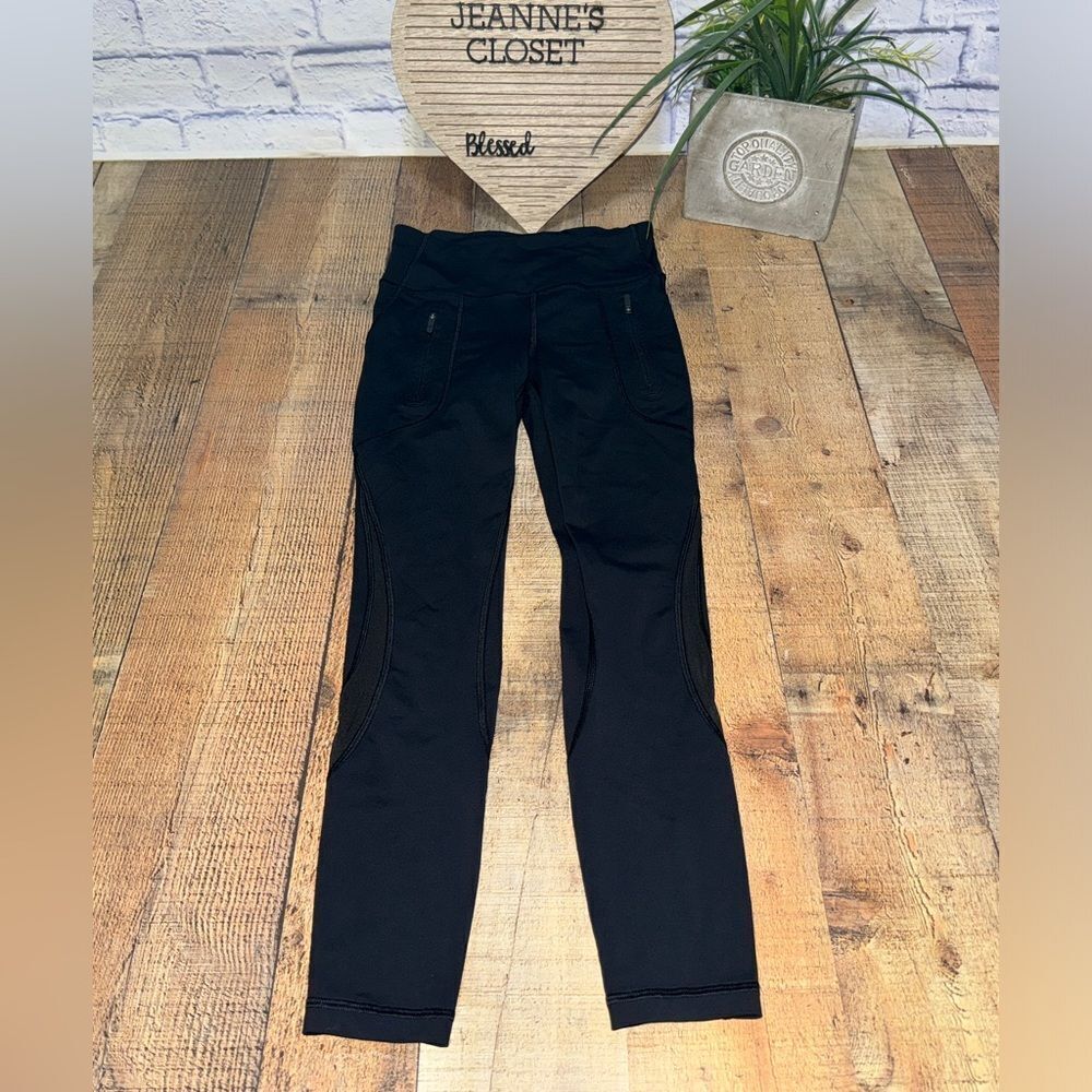 Lululemon Invigorate 7/8 Tight
Black size 4